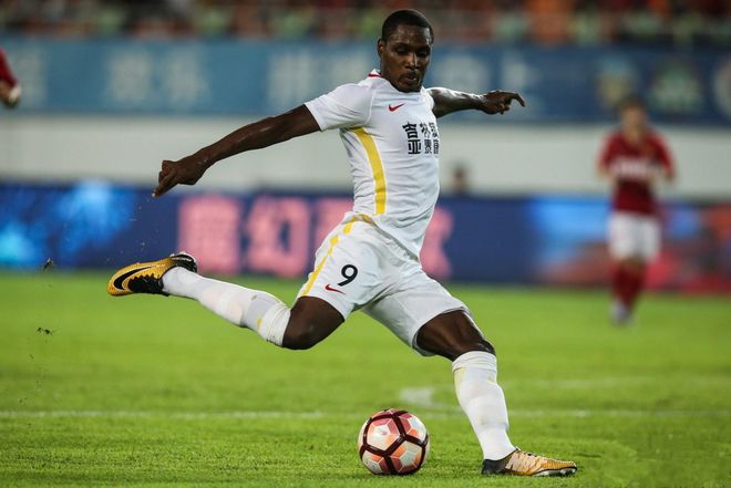 jinnianhui-上海申花训练开放日，今晚防线松动引欢呼，英超在即，高层口径保持一致的简单介绍